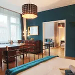 City Center Apartment For 7 People Walking Distance To Old Town By Eas