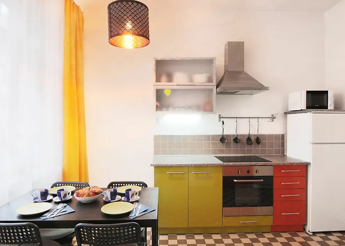 City Center Apartment For 7 People Walking Distance To Old Town By Eas